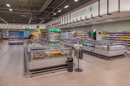 Торговый зал супермаркета «Перекрёсток» с двумя рядами морозильных камер.