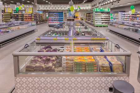 Торговый зал супермаркета «Перекрёсток» крупным планом ряд с морозильными камерами.